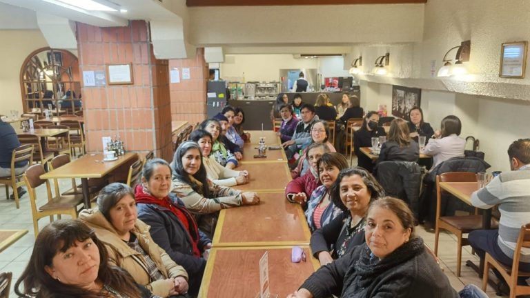 mujeres sentadas a la mesa