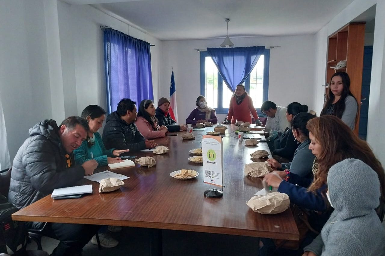 jovenes_rurales_reunidos_en_una_mesa