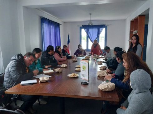 jovenes_rurales_reunidos_en_una_mesa